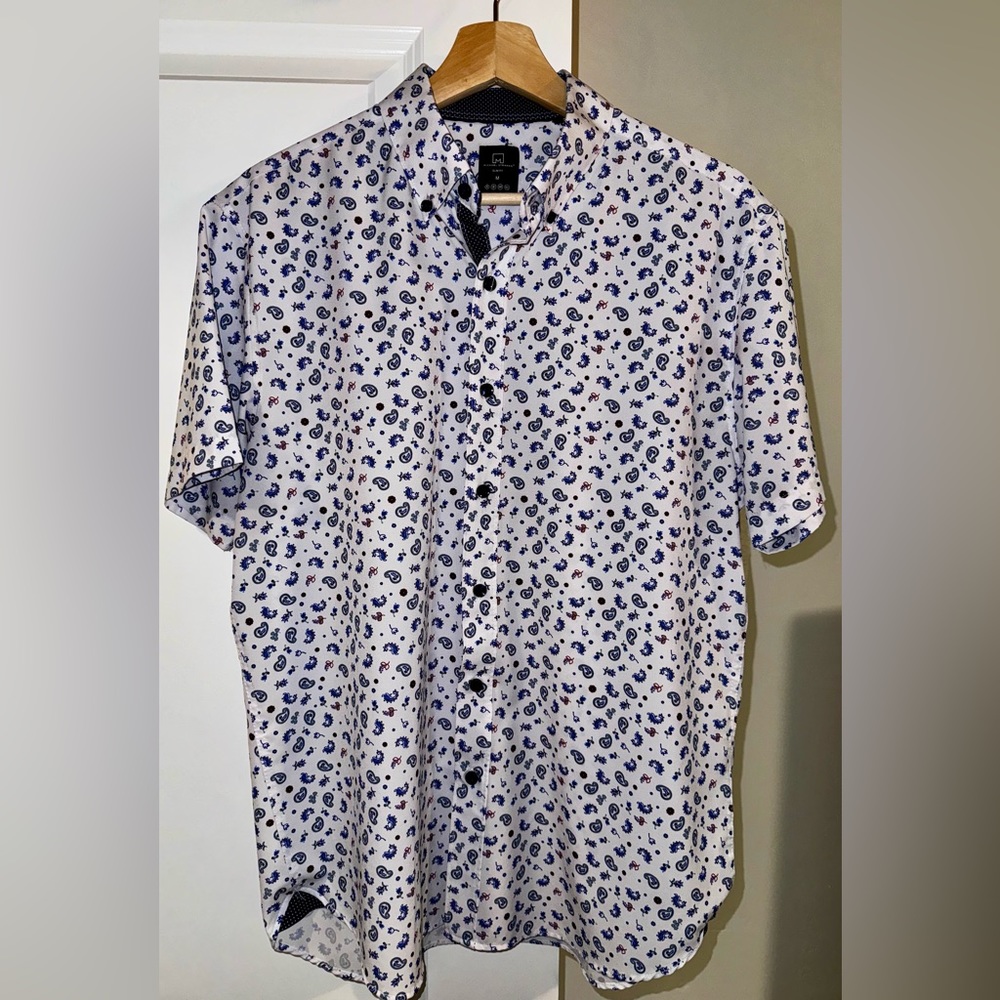 Michael Strahan short-sleeve dress shirt.